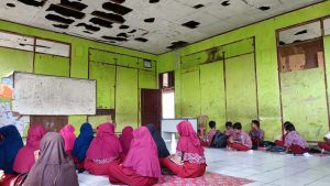 Murid SDN Sukawangi Bekasi Belajar Lesehan di Ruang Kelas Rusak