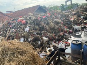 Sampah Menggunung di Pasar Induk Cibitung