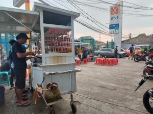 Ramainya Bakso Cuangki Pinggir Jalan di Tambun, Karyawan Sampai 8 Orang