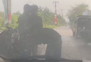 Palak Pasukan Elite TNI AL, Preman di Babelan Minta Maaf Cium Tangan