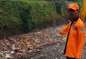 “Menjamur” Sampah di Bantaran Kali, Ini Imbauan Dinas LH Kota Bekasi 