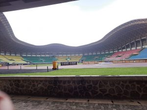 Liga Dihentikan, Momen Perawatan Rumput Stadion Patriot yang Rusak