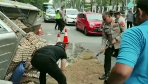 Mobil Bermuatan Telur Seruduk Pemotor di Depan Polres Bekasi, 4 Luka-luka