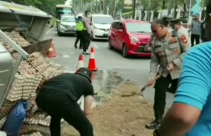 Mobil Bermuatan Telur Seruduk Pemotor di Depan Polres Bekasi, 4 Luka-luka polres bekasi