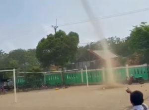 Puting Beliung di Halaman Sekolah, Warga Kabupaten Bekasi Diimbau Waspada