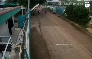 Aksinya Bikin Celaka Anak Sekolah di Mustikajaya