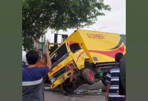 Truk Terguling Setelah Turunan FO Kranji