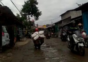 Warga Cibitung Swadaya Perbaiki Jalan Rusak Menahun