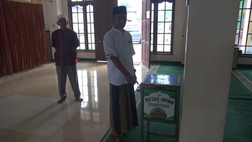 pencuri kotak amal