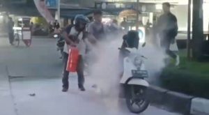Motor Terbakar Berhenti di Depan SPBU Bikin Panik Warga Bekasi
