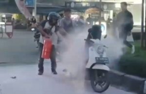 Motor Terbakar Berhenti di Depan SPBU Bikin Panik Warga Bekasi spbu