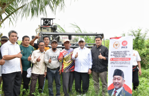 Syaikhu Salurkan Bantuan Alat Pertanian ke Gapoktan Sri Asih Karawang