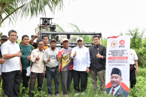 Syaikhu Salurkan Bantuan Alat Pertanian ke Gapoktan Sri Asih Karawang