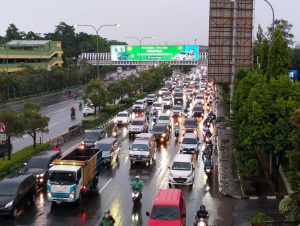 Lalu Lintas Jalan Ahmad Yani Tersendat Akibat Diguyur Hujan