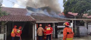 Lupa Matikan Kompor, Rumah di Jatisampurna Dilalap Si Jago Merah