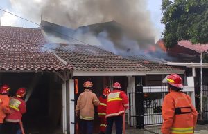 Lupa Matikan Kompor, Rumah di Jatisampurna Dilalap Si Jago Merah