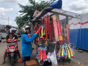 Berkah Pedagang Kembang Api, Raup Cuan Jelang Pergantian Tahun Baru