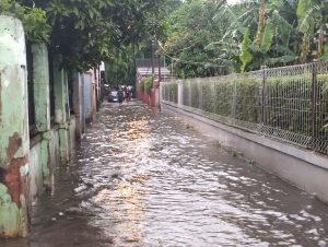Saluran Air Tersumbat, Jalan Perjuangan Margahayu Tergenang Air Hujan