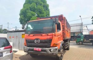 Truk Sampah Terlibat Kecelakaan Beruntun di Jalan Raya Narogong