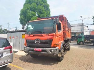 Truk Sampah Terlibat Kecelakaan Beruntun di Jalan Raya Narogong