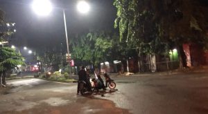 Kepergok: Pencuri Tutup Saluran Bawa Linggis di Bekasi Timur