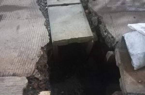 Aduan Warga: Sudah Sebulan Proyek Saluran Membahayakan di Gang Anggur