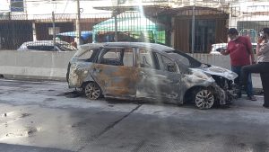 Sebuah Mini Bus Hangus Terbakar di Pintu Tol Bintara Jaya 