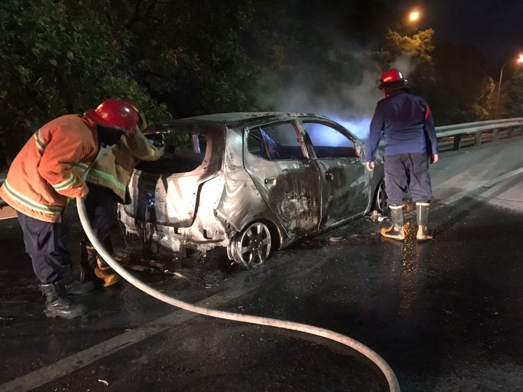mobil terbakar di Jatiwarna
