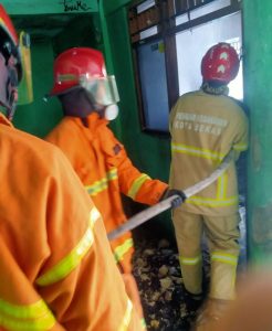 Akibat Korsleting Listrik, Bangunan Ponpes Al-Kahfi Pondok Gede Terbakar