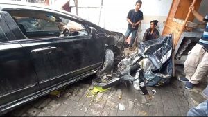 Diduga Lepas Kendali, Sopir Mobil Honda Civic Tabrak PKL