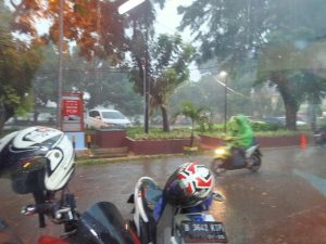 Jelang Sore, Hujan Mengguyur Wilayah Perwira Bekasi