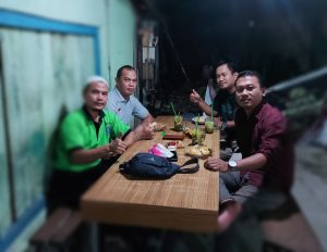 Lurah Kaliabang Tengah Sambangi Warga Sambil Makan Nasi Uduk 
