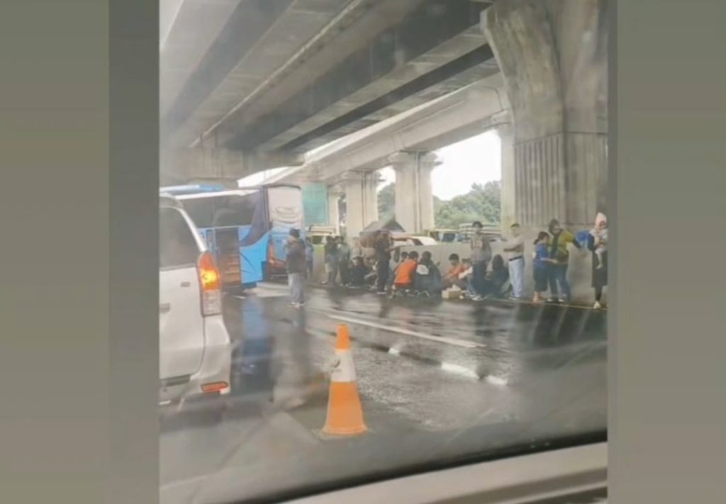Kecelakaan Beruntun di Tol Jakarta-Cikampek Libatkan Truk dan Bus