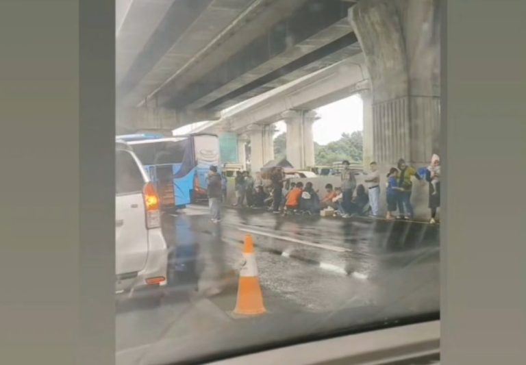 Kecelakaan Beruntun di Tol Jakarta-Cikampek Libatkan Truk dan Bus