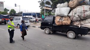Pemotor Tutup Usia Terlintas Truk Kontainer, Ini Kronologinya