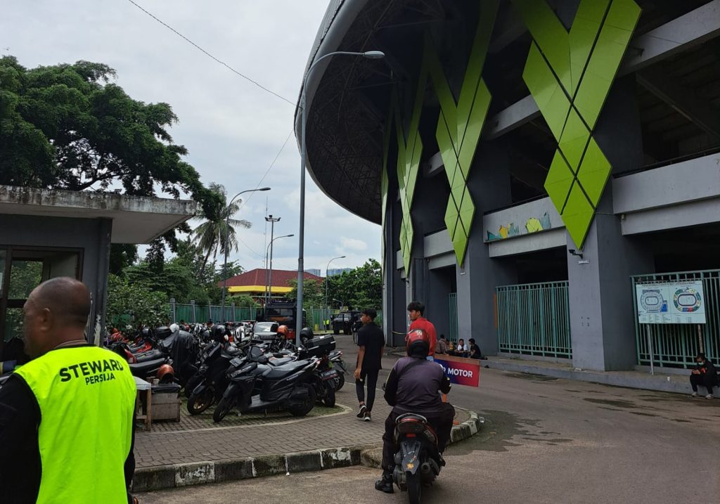 persiapan laga persija vs rans di Stadion Patriot
