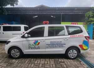PLN Cikarang Serahkan Mobil Ambulans ke Yayasan dalam Program TJSL
