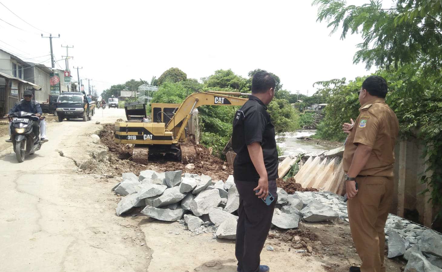 Kabupaten Bekasi mulai memperbaiki jalan rusak di Jalan Raya CBL