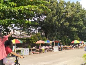 “Mengintip” Para Penjual Bunga di TPU Perwira