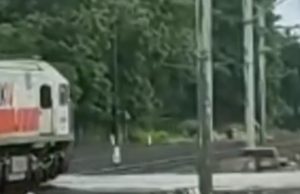 Wanita Tanpa Identitas Tertabrak Kereta Api Saat Menyebrang Rel Stasiun Bekasi