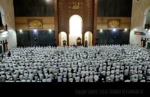Ribuan Santri Salat Tarawih Berjamaah di Mesjid Attaqwa Bekasi