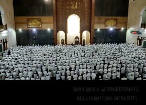 Ribuan Santri Salat Tarawih Berjamaah di Mesjid Attaqwa Bekasi