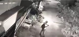 Polisi Buru ODGJ Bawa Sajam Meresahkan Warga di Pondok Gede