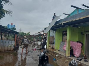 Cari Utangan buat Perbaiki Atap Rumah Rusak Akibat Puting Beliung