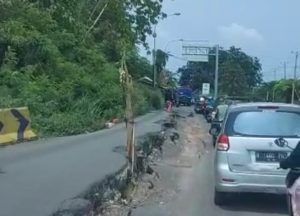 Jalan Amblas di Gabus, Kapan Dilakukan Perbaikan?