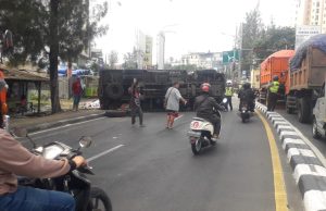 Kronologi Truk Sampah DKI Terguling, Berawal Ban Mendadak Lepas