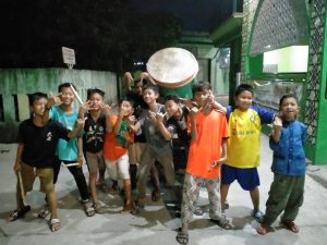 Bocah Bekasi Bangunin Sahur Tempo Dulu, Pakai Bedug Keliling Kampung