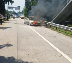 Ini Penyebab Mobil Sedan Putih Terbakar di Pintu Exit Tol Jatiwarna