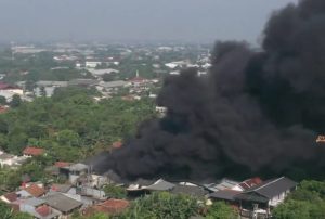 Kronologi Kebakaran Pabrik di Bantargebang, Langit Diselimuti Asap Hitam
