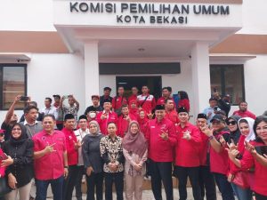 50 Bacaleg PDIP Sambangi Gedung KPU Kota Bekasi Serahkan Berkas Pendaftaran